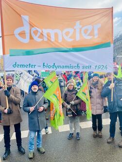Demeter-Banner auf der Demo