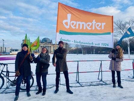 Demeter-Banner vor dem Reichstagsgebäude