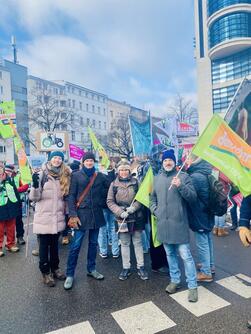 Demeter-Banner vor dem Willy Brandt Haus