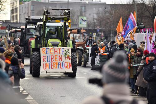 Traktor mit Plakat: Rechte Rüben unterpüflugen