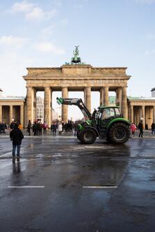 Traktor vor dem Brandenburger Tor