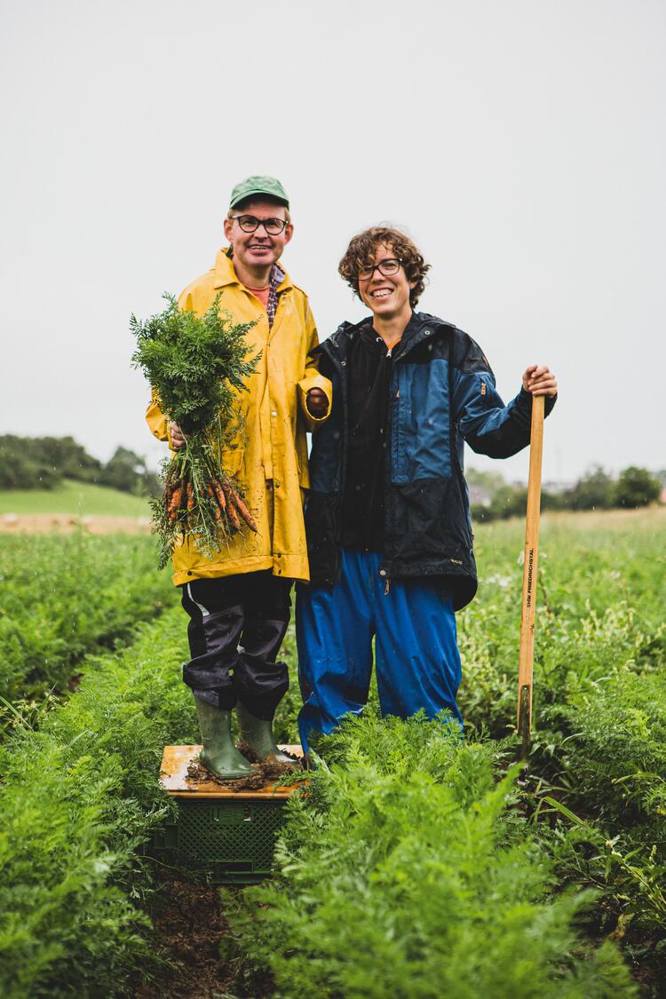 Mann und Frau Arm in Arm auf dem Gemüsefeld