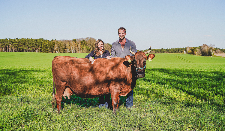 Klara Roever und Malte Behr mit einer Kuh auf der Weide